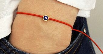 ¿En qué mano va tu pulsera roja para el mal de ojo?