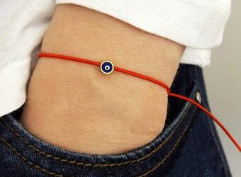 ¿En qué mano va tu pulsera roja para el mal de ojo?