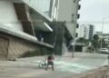 VIDEO: Ciclista estuvo a centimetros de ser aplastado por un ventanal que cayó debido a los fuertes vientos