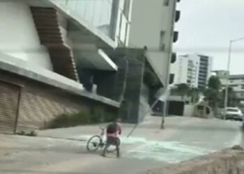 VIDEO: Ciclista estuvo a centimetros de ser aplastado por un ventanal que cayó debido a los fuertes vientos