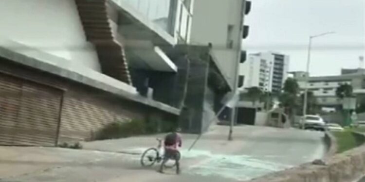 VIDEO: Ciclista estuvo a centimetros de ser aplastado por un ventanal que cayó debido a los fuertes vientos