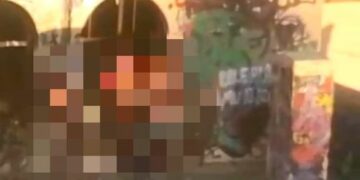 VIDEO: Cachan a 3 sujetos grabando vídeo p*rn*gráfico en edificio abandonado de Av. Carranza
