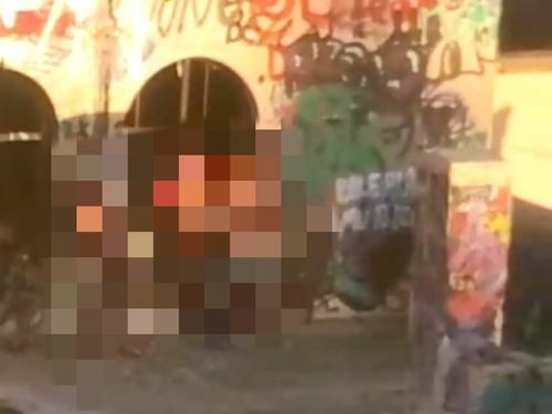 VIDEO: Cachan a 3 sujetos grabando vídeo p*rn*gráfico en edificio abandonado de Av. Carranza
