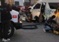 VIDEOS: Choque desigual entre tráiler y camioneta de personal en el eje 140