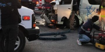 VIDEOS: Choque desigual entre tráiler y camioneta de personal en el eje 140