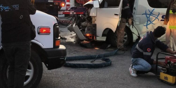 VIDEOS: Choque desigual entre tráiler y camioneta de personal en el eje 140