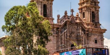 Jueves ventoso y parcialmente nublado en SLP