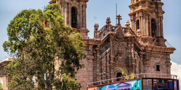 Jueves ventoso y parcialmente nublado en SLP