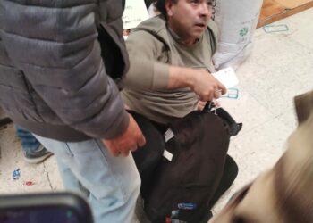 VIDEO: Denuncian a pervertido tomando fotos a menores en mercados