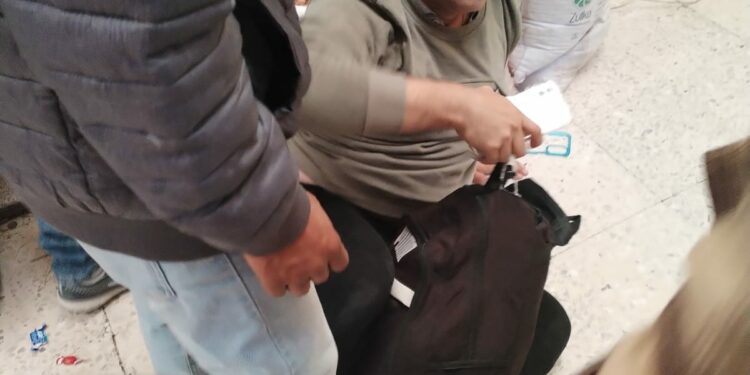 VIDEO: Denuncian a pervertido tomando fotos a menores en mercados