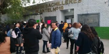 Para exigir destitución directora, padre de familia toman el COBACH 19