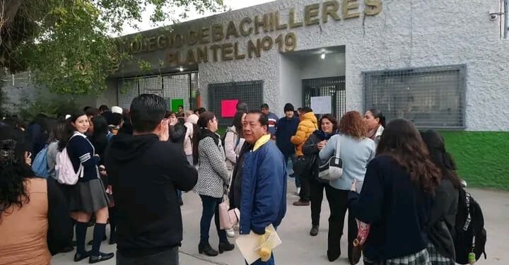 Para exigir destitución directora, padre de familia toman el COBACH 19