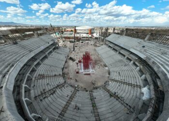 Ricardo Gallardo supervisa construcción de la nueva Arena Potosí