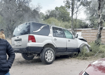 Camioneta tipo carroza arrolla a pareja y luego choca