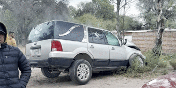 Camioneta tipo carroza arrolla a pareja y luego choca