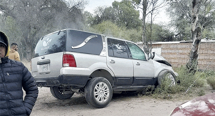 Camioneta tipo carroza arrolla a pareja y luego choca