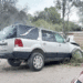 Camioneta tipo carroza arrolla a pareja y luego choca