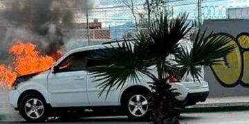 Camioneta calcinada por el fuego de un cortocircuito