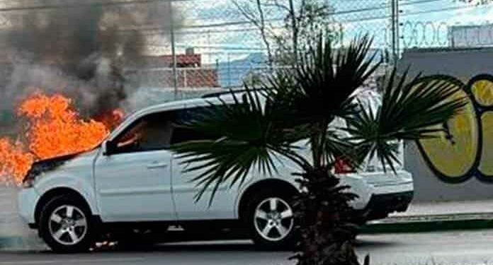 Camioneta calcinada por el fuego de un cortocircuito
