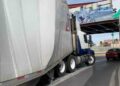 Uno más: Tráiler se atora en puente del Río Santiago (video)