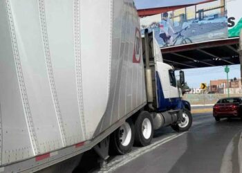 Uno más: Tráiler se atora en puente del Río Santiago (video)