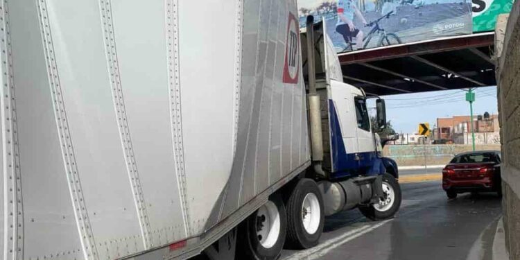 Uno más: Tráiler se atora en puente del Río Santiago (video)