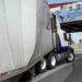 Uno más: Tráiler se atora en puente del Río Santiago (video)