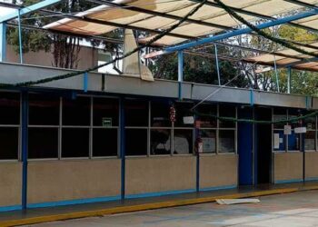Con sus recursos, padres del kinder “21 de Agosto” reparan techo de la escuela