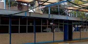 Con sus recursos, padres del kinder “21 de Agosto” reparan techo de la escuela
