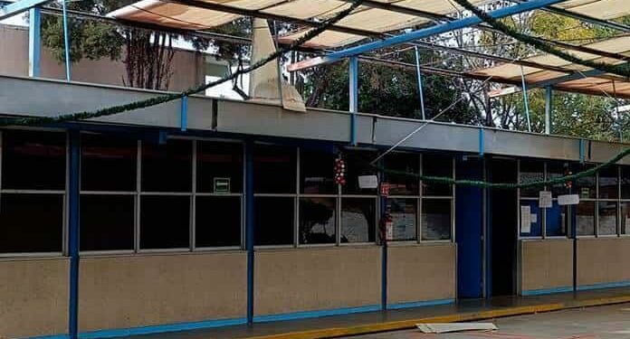 Con sus recursos, padres del kinder “21 de Agosto” reparan techo de la escuela