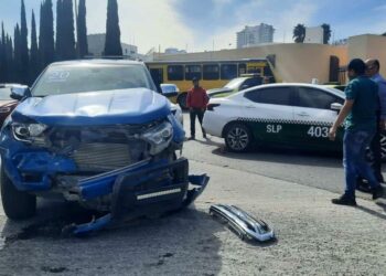 Taxista resulta lesionado tras choque en Lomas del Tecnológico