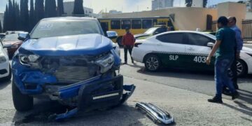 Taxista resulta lesionado tras choque en Lomas del Tecnológico