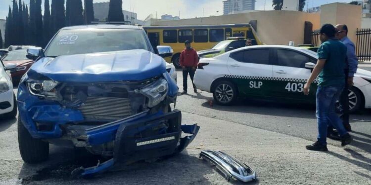 Taxista resulta lesionado tras choque en Lomas del Tecnológico