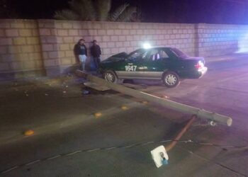 VIDEO: Tras chocar, taxista derriba poste en Avenida San Pedro