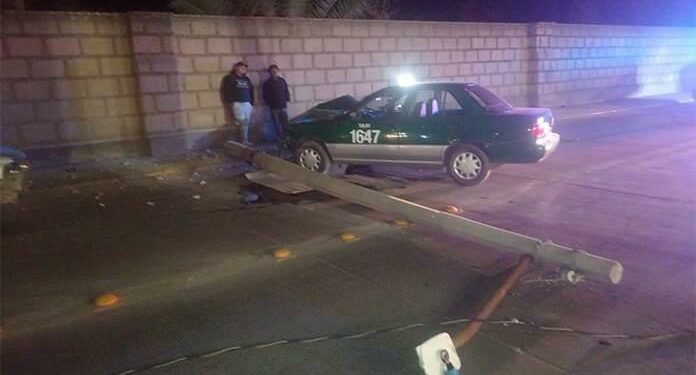VIDEO: Tras chocar, taxista derriba poste en Avenida San Pedro