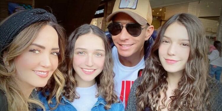 Andrea Legarreta responde a haters que aseguran que una de sus hijas no es de Erik Rubín