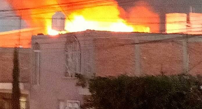 Incendio arrasa con vivienda en Col. La Libertad