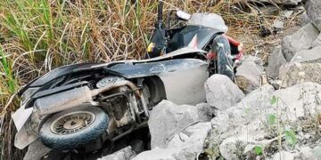 Madre e hijo sufren accidente en su moto, ella fallece
