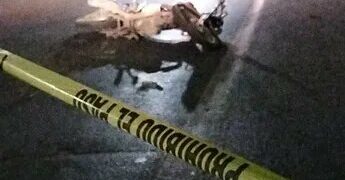 Dos jóvenes sufren fatal accidente en moto, uno perdió la vida
