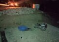 Motociclista cayó de puente en construcción y falleció