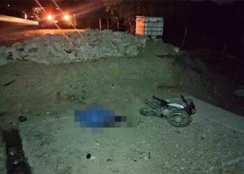 Motociclista cayó de puente en construcción y falleció