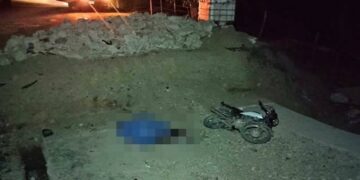 Motociclista cayó de puente en construcción y falleció