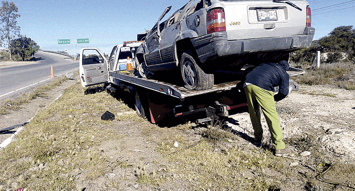 Hombre muere tras volcadura en la Carretera a Zacatecas