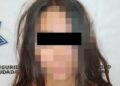 Mujer le estrella botella a policía en la cabeza