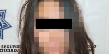 Mujer le estrella botella a policía en la cabeza