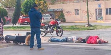 Pareja en motocicleta es arrollada en Av. México