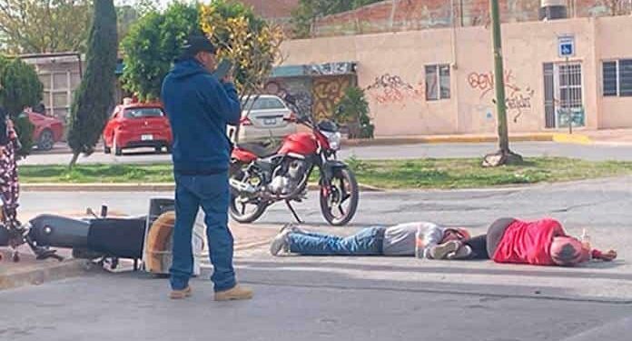 Pareja en motocicleta es arrollada en Av. México