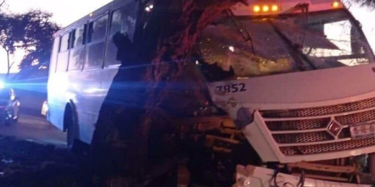 Dos hospitalizados por choque de camión de personal contra un árbol