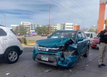Cuatro vehículos dañados por choques en Salvador Nava