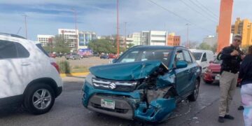 Cuatro vehículos dañados por choques en Salvador Nava